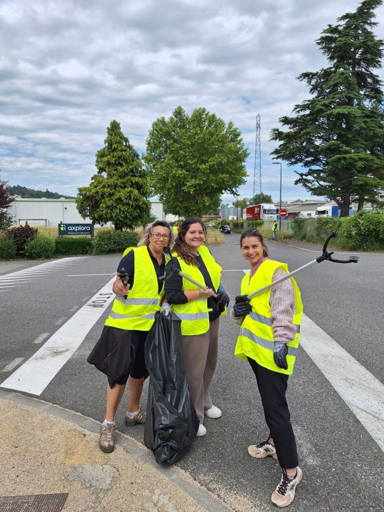Trois employées InovaYa prennent la pause avec leurs pinces à déchet.