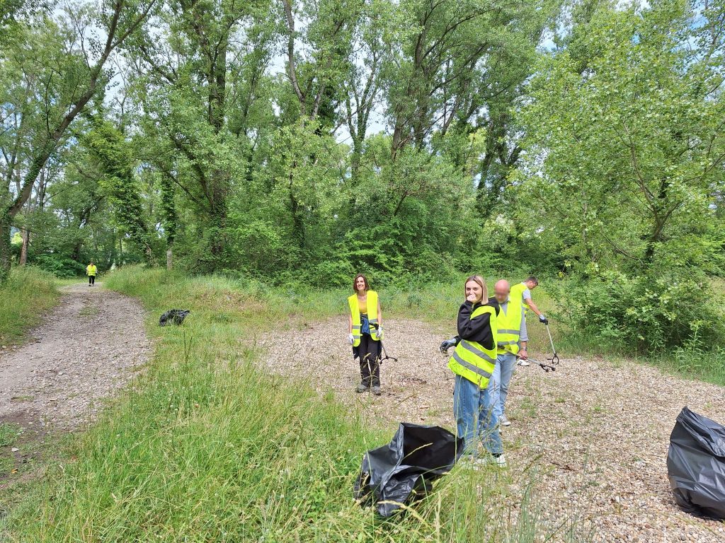 Les équipes InovaYa récoltent des déchets sur la commune de Chasse-sur-Rhône.
