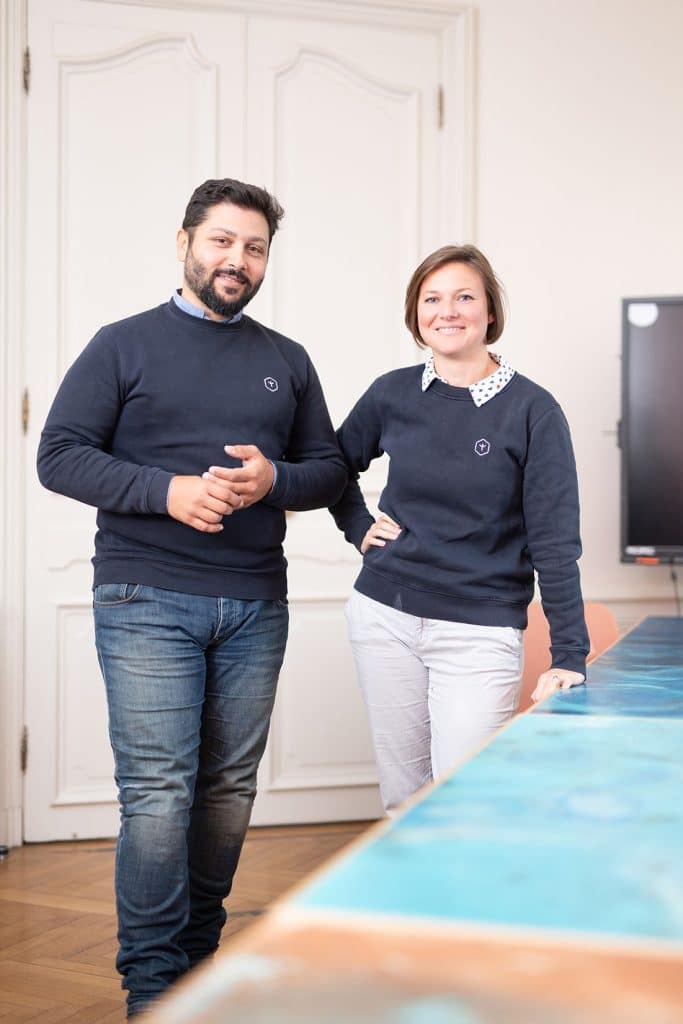 Les co-fondateurs Khaled Al Mezayen et Justine Vidil au sein des bureaux d'InovaYa.