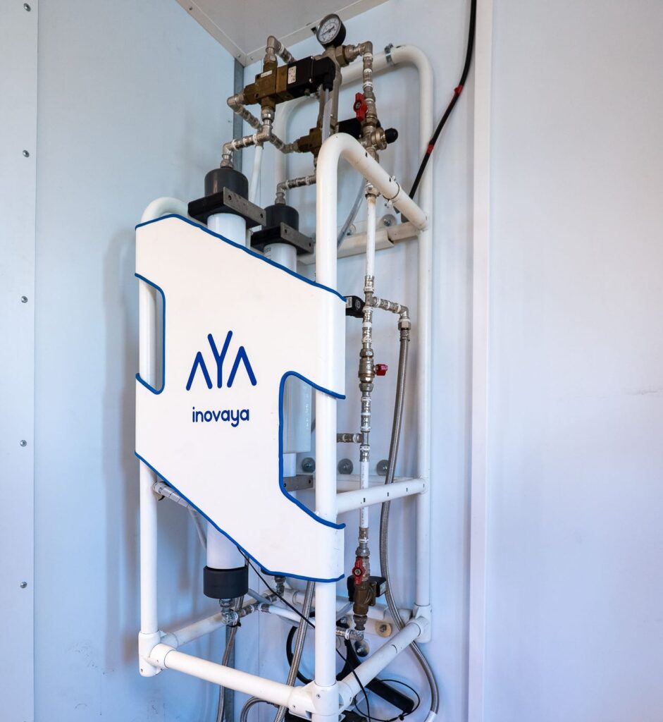 Une unité aYa est installée sur le navire de Plastic Odyssey pour fournir à l'équipage une eau potable sécurisée.