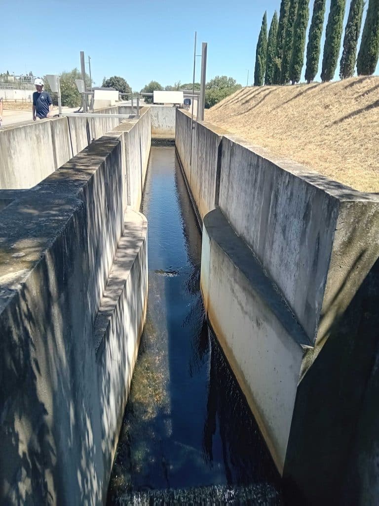 Un technicien automatisme électricité dresse la configuration des lieux.