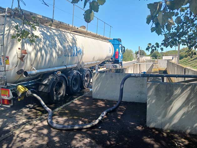 Un camion citerne charge les eaux usées de la STEP de Nîmes.