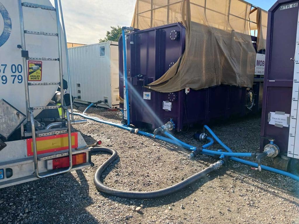 Le camion-citerne remplit les cuves de l'irYs.