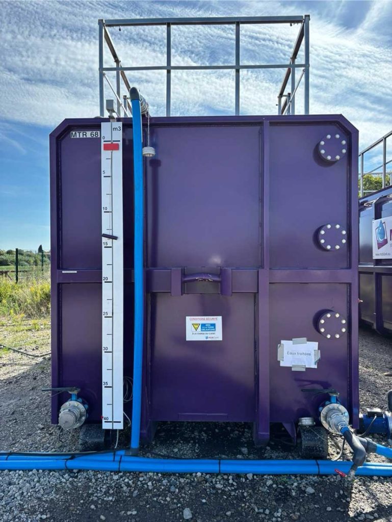 Cuve remplie d'eaux traitées sur le site SNCF réseau de Nîmes.