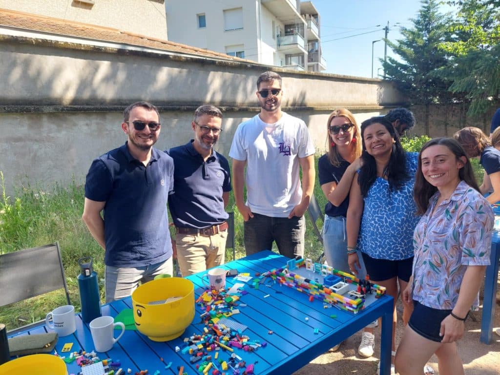 Group photo of InovaYa employees (Aurélien, Stéphane, Leonardo, Cindy, Edith, Anne-Lise) during the 2025 summer seminar