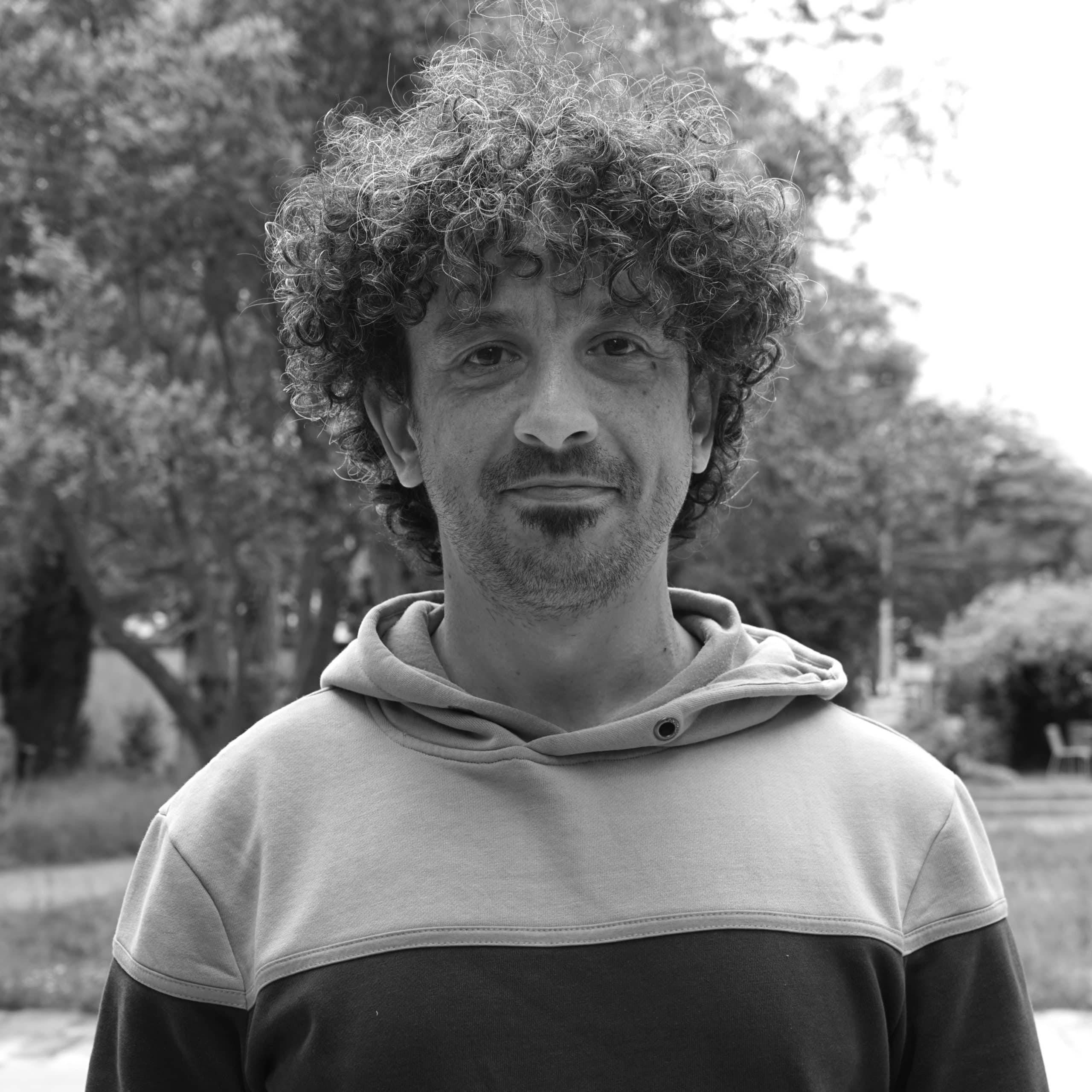 Portrait en noir et blanc de Alexandre Tahar, Ingénieur R&D Traitement des eaux