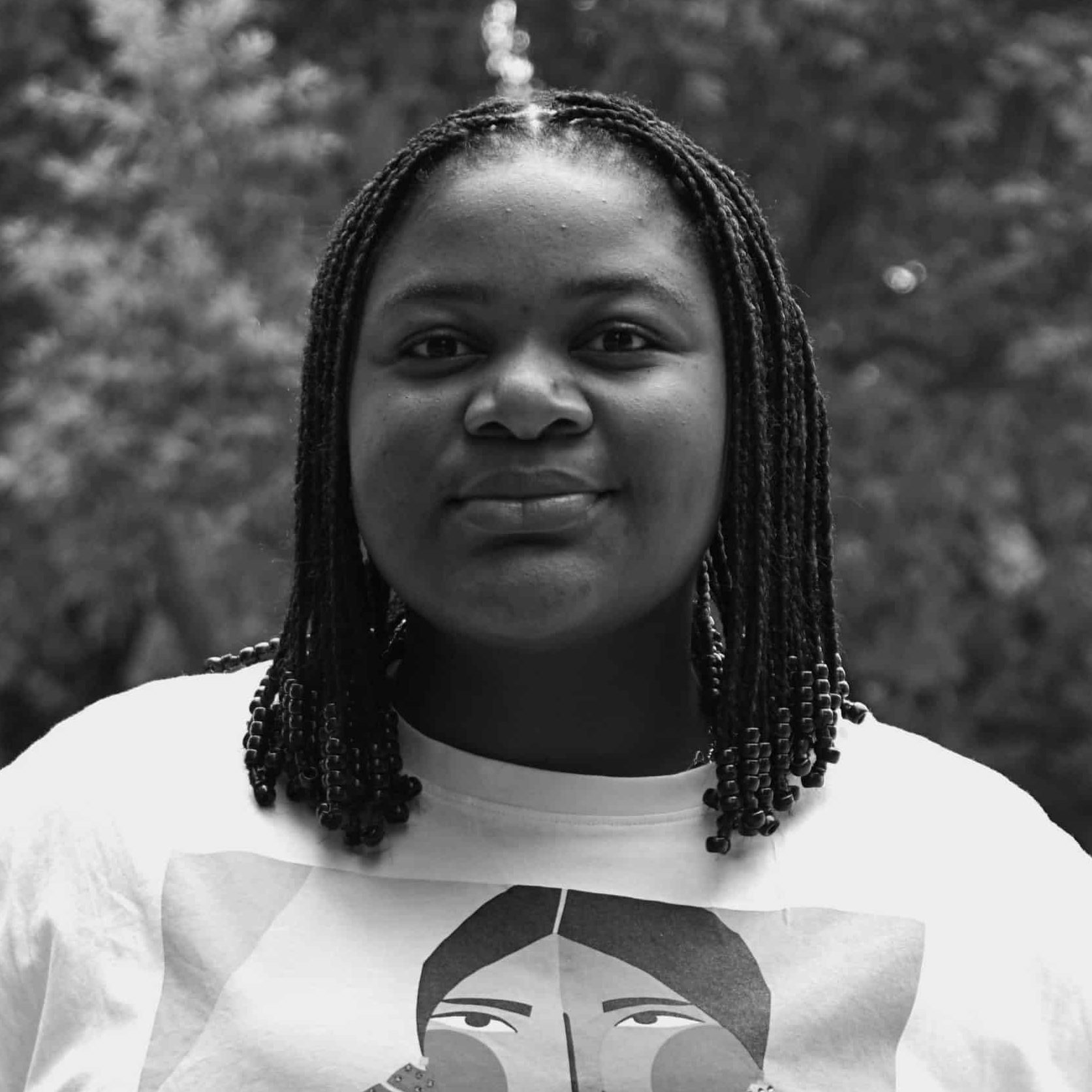 Portrait en noir et blanc de Cyrielle Asseko, chargée d'Ingénierie de traitement des eaux InovaYa