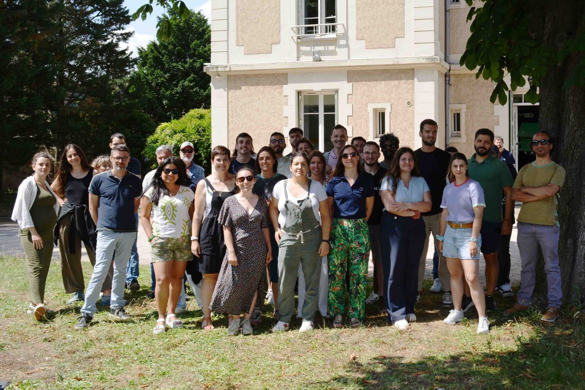 Photo d'équipe activité séminaire d'entreprise InovaYa en été 2025