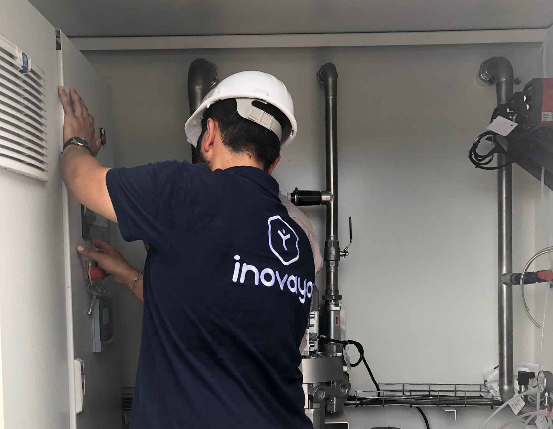 Mise en service de l'unité de traitement eaux usées par un représentant InovaYa et un membre ACIAA.