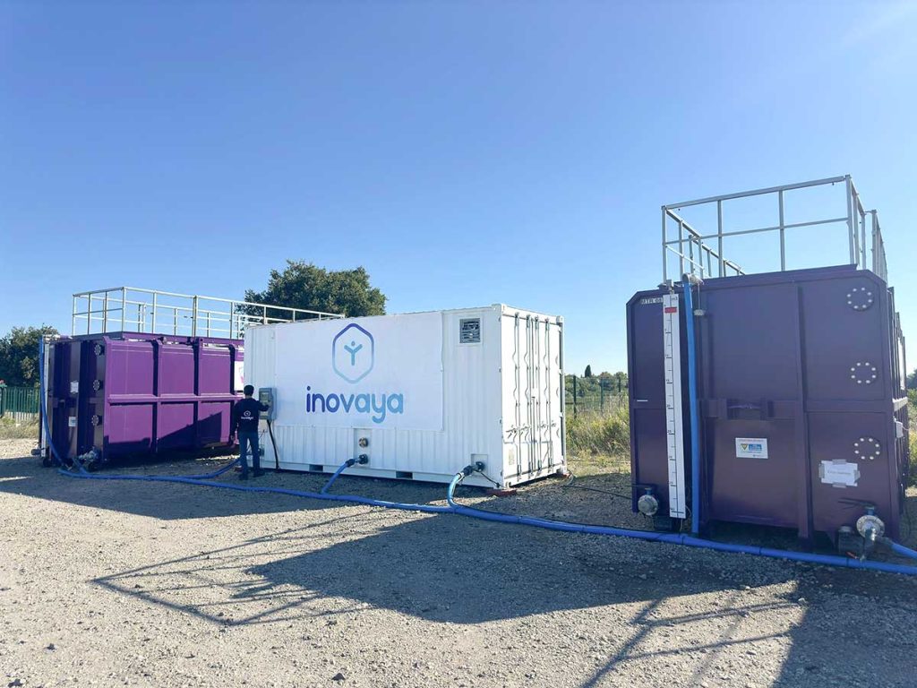 Un technicien ouvre le compteur électrique de l'irYs.