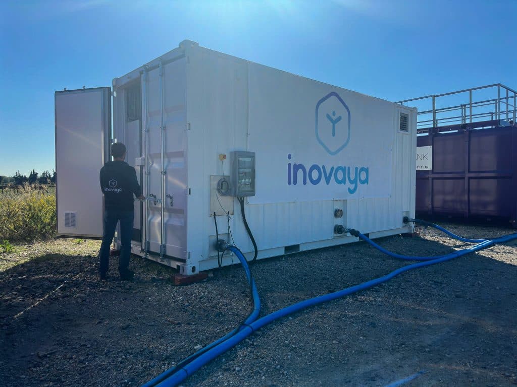 L'équipe technique InovaYa ouvre l'irYs pour contrôler son bon fonctionnement.