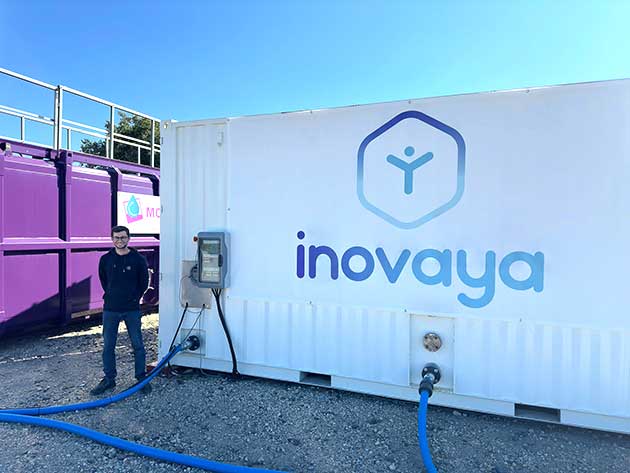 Un technicien InovaYa prend la pause devant l'irYs sur le site de SNCF réseau à Nîmes.