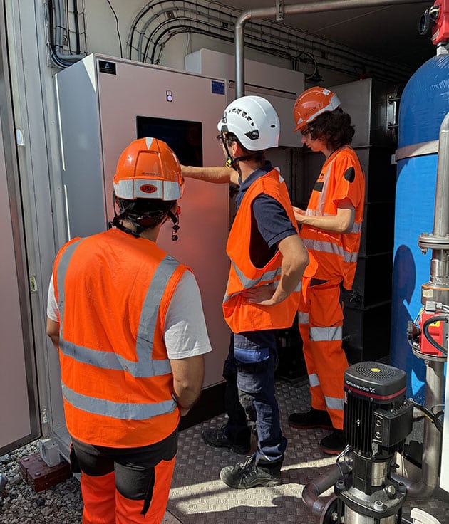 Un technicien InovaYa explique le fonctionnement de l'irYs aux équipes techniques SCNF réseau.