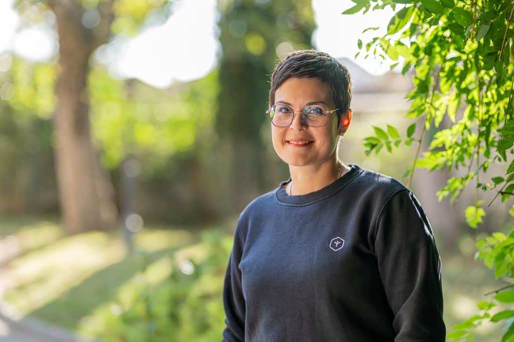 Portrait en extérieur de Géraldine Lavy-Lassis, responsable ressources humaines InovaYa