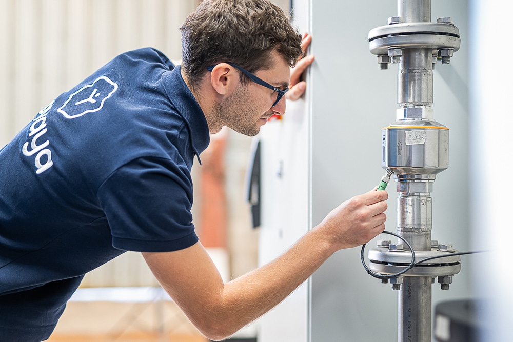 Un technicien InovaYa contrôle les branchements de l'unyo.