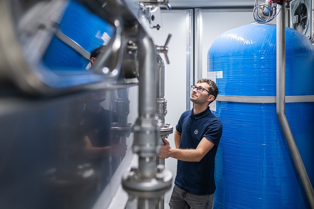 Technicien InovaYa qui contrôle l'unyo.