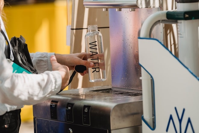 aYa l'unité de sécurisation de l'eau et sa fontaine d'eau pour distribuer de l'eau