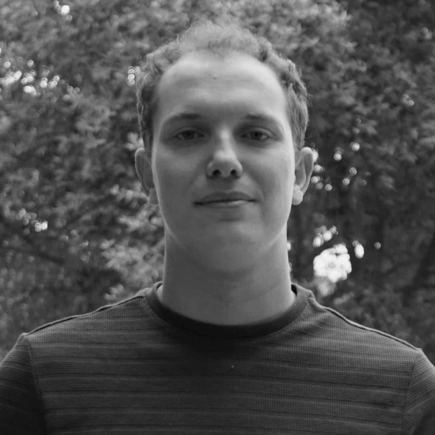 Portrait en noir et blanc de Léo Peyraud, automaticien électricien InovaYa.