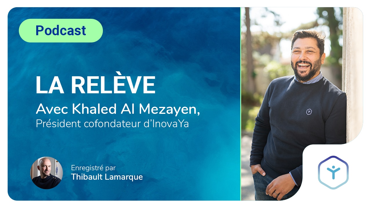 Khaled Al Mezayen, cofondateur InovaYa, sourit pour le podcast LA RELÈVE.