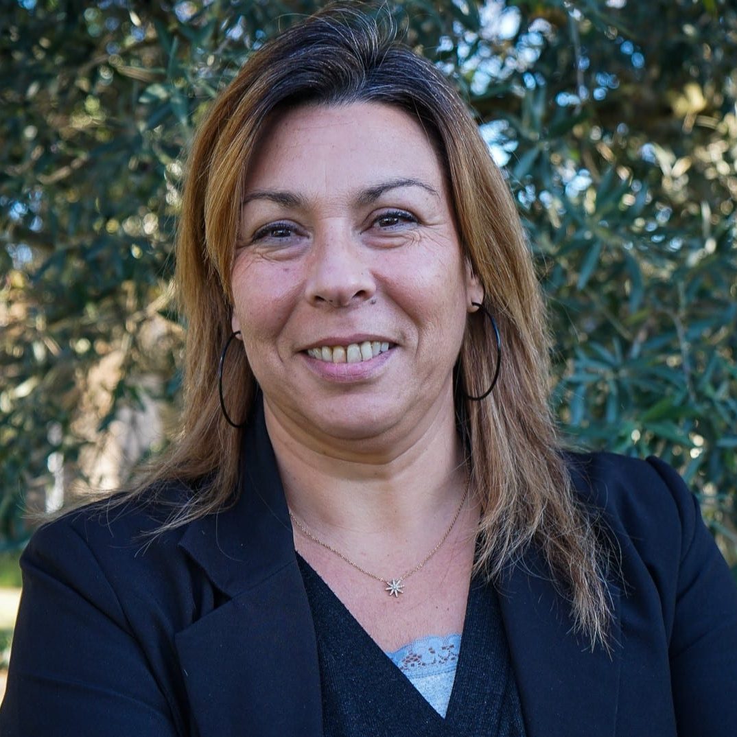 Portrait de Nelly Mercier, technicienne achats et logistique InovaYa.