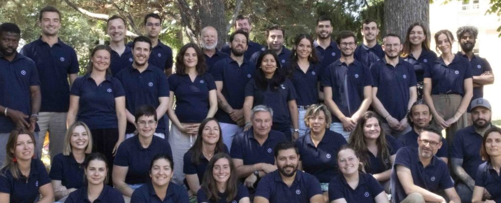 Photo de groupe de l'équipe InovaYa, entreprise traitement de l'eau, lors d'un séminaire d'été 2025