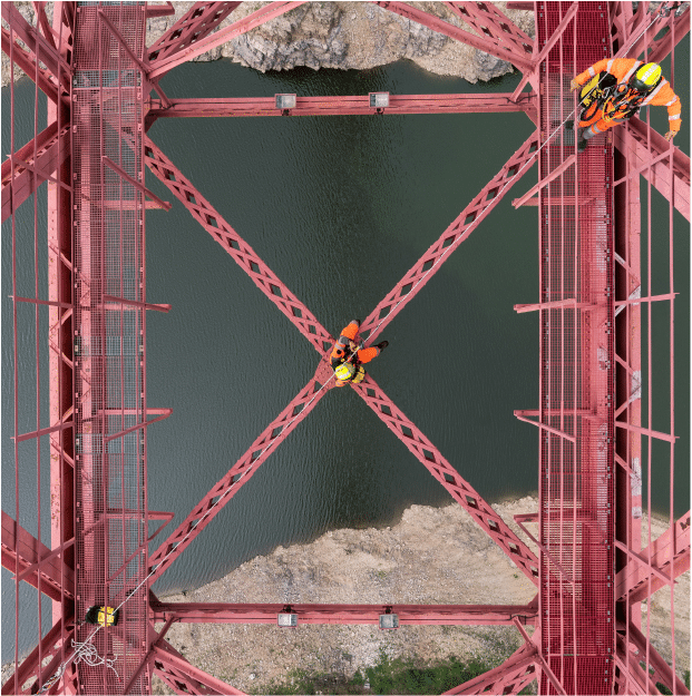 Vue du dessus représentant un pont entretenu par des agents SNCF réseau.