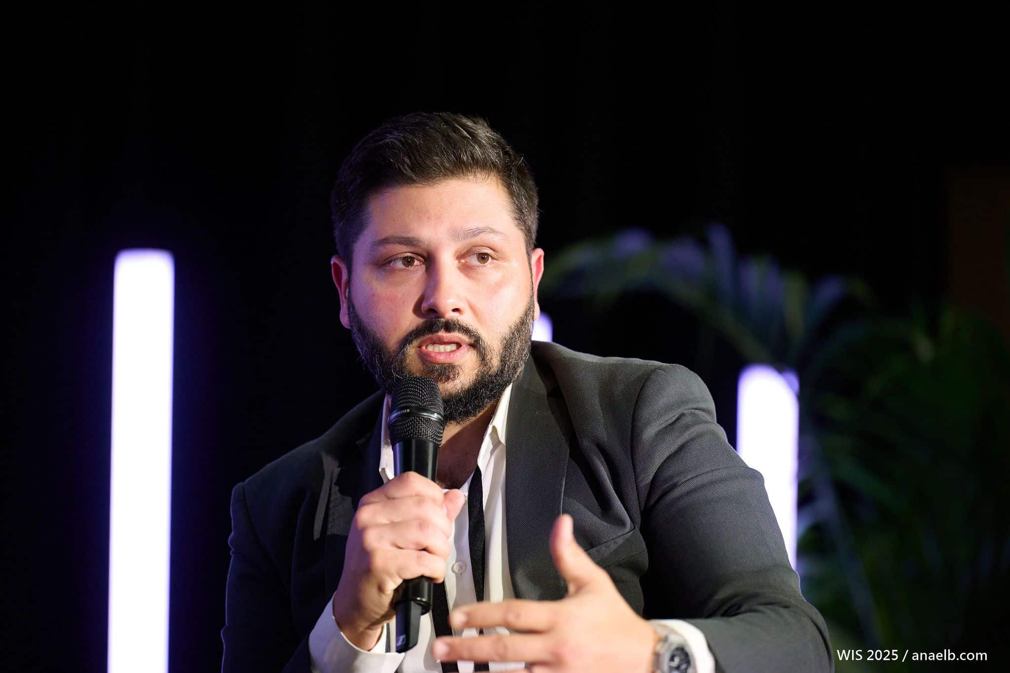 Khaled Al Mezayen au micro.