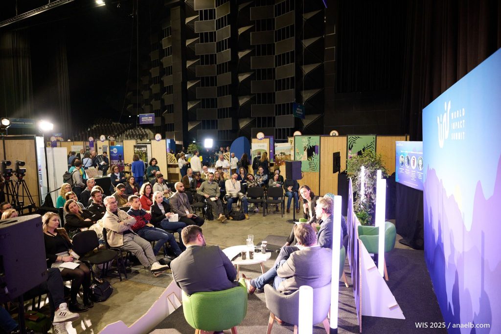 Le public est attentif aux prises de parole durant le World Impact Summit.