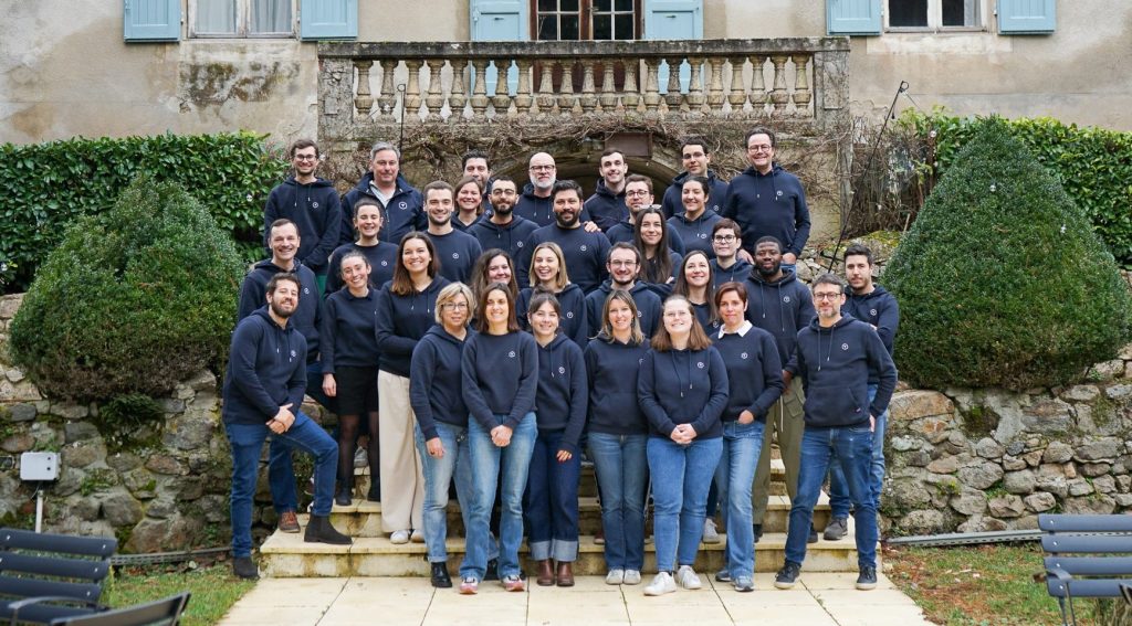 photo de groupe de l'équipe InovaYa, entreprise traitement de l'eau, lors du séminaire d'hiver 2025 en Ardèche