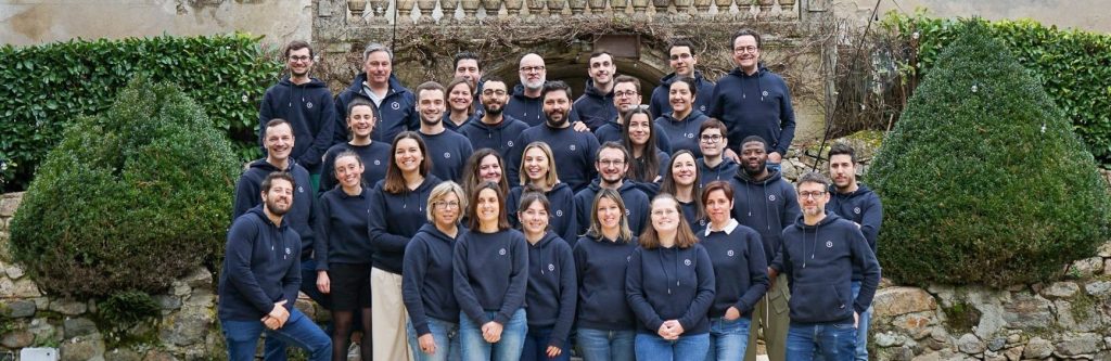 Photo de groupe de l'équipe InovaYa, entreprise traitement de l'eau, lors du séminaire d'hiver 2025 en Ardèche.
